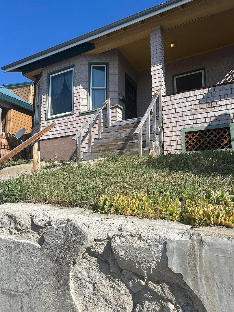 1115 W Woodman — Photo 1