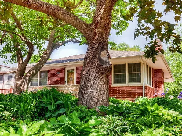 1303 68th St, Windsor Heights, IA 50324