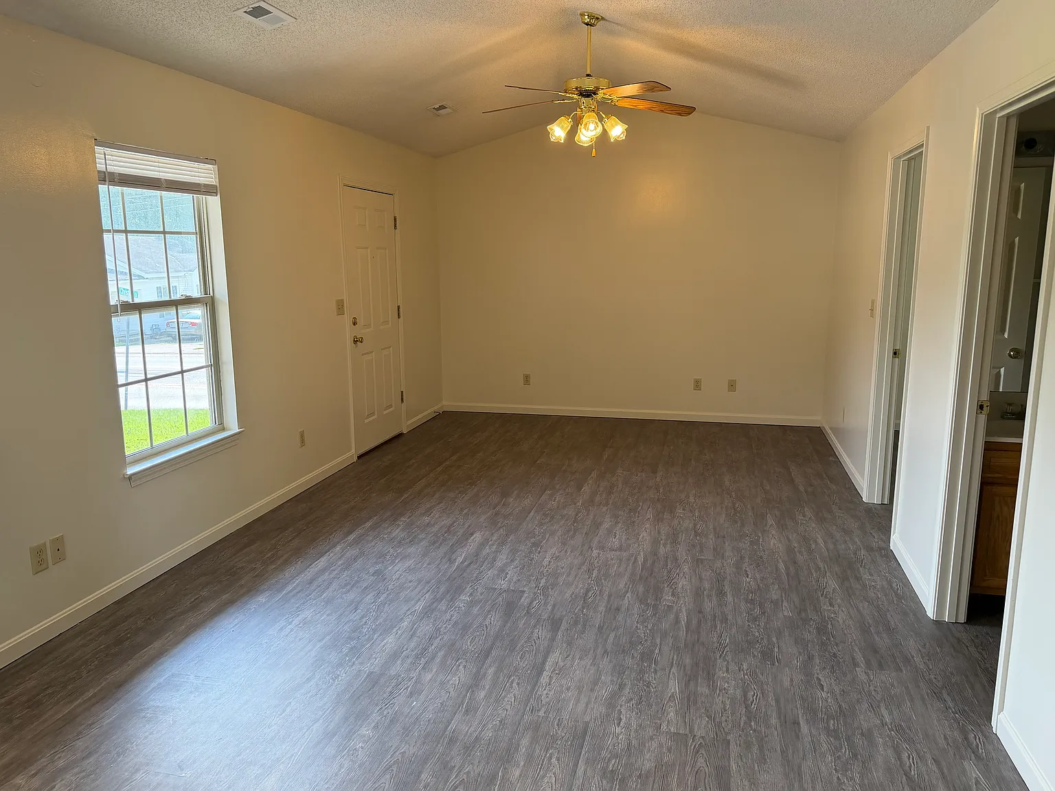 2 bed, 1.5 bath, 800 sqft, $850 — Photo 3