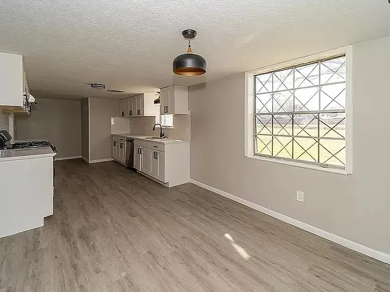 2712 Seattle St — Photo 4
