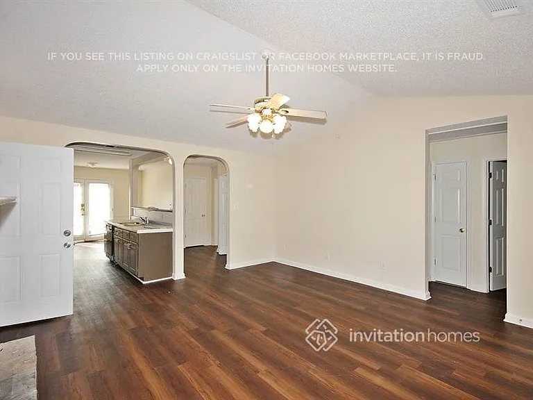 1406 N Hampton Dr — Photo 3