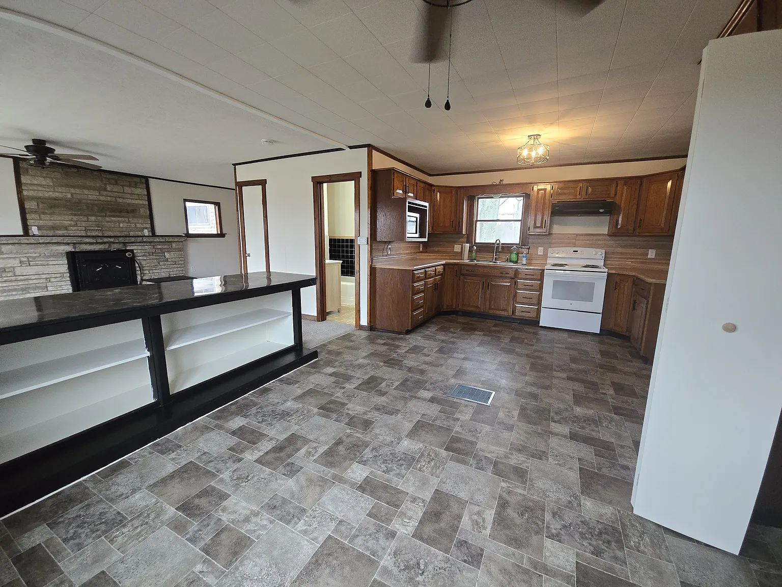 3 bed, 1700 sqft, $1,650 — Photo 3