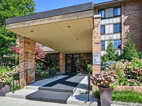 201 Lake Hinsdale Dr APT 111, Willowbrook, IL 60527