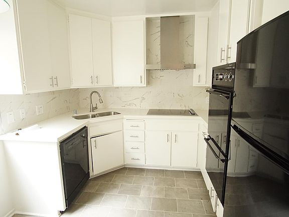 3rd image of 1824 Fairburn Ave APT 303