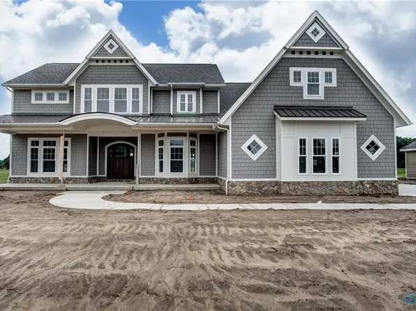 889 Pine Valley Dr, Bowling Green, OH 43402
