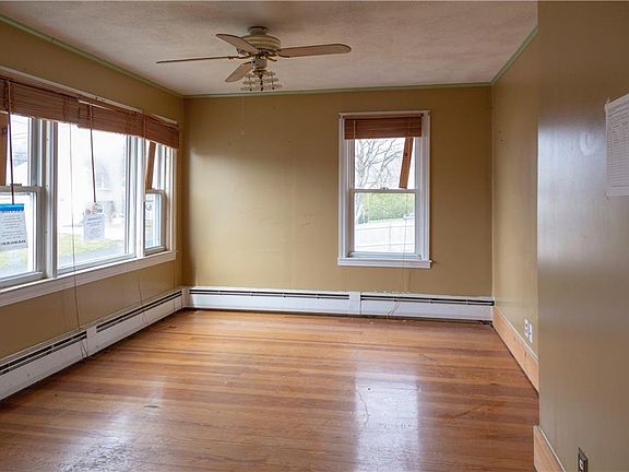 4th image of 18 Calumet Ave