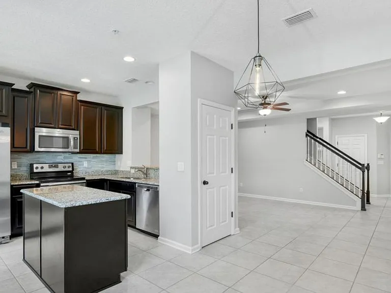 99 Paradas Pl — Photo 1