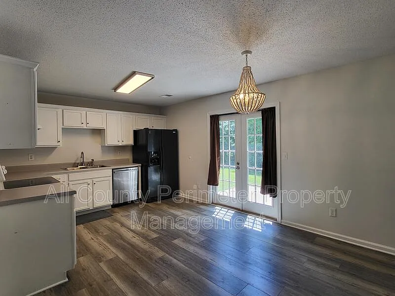 3 bed, 2.0 bath, 1160 sqft, $1,695 — Photo 4