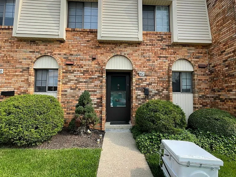 42 Terrace Ct — Photo 1