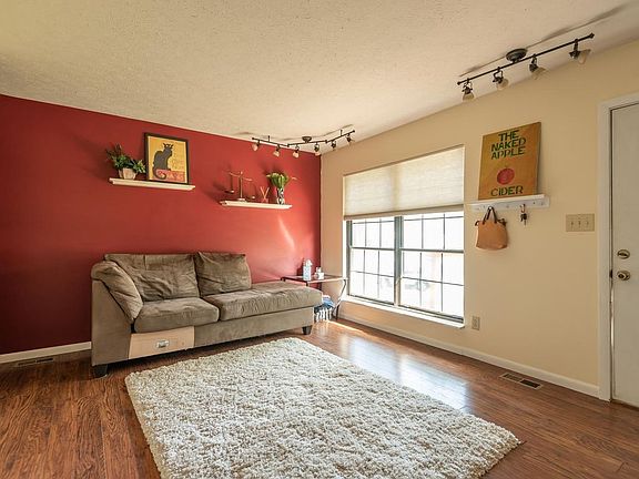 3rd image of 913 N Orris Dr