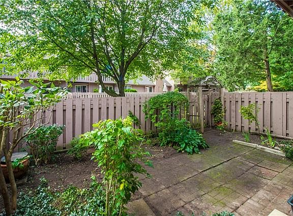 4th image of 44843 Lynn Dr