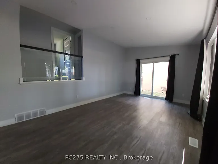 49 Caprice Cres — Photo 3