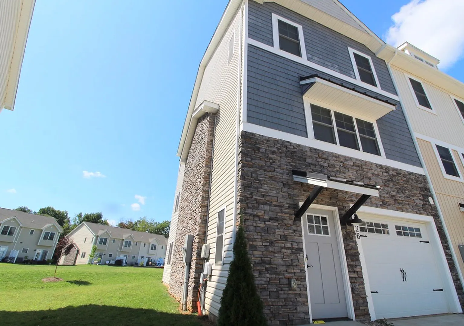 Spacious 3-level Townhome near great amentities! — Photo 1