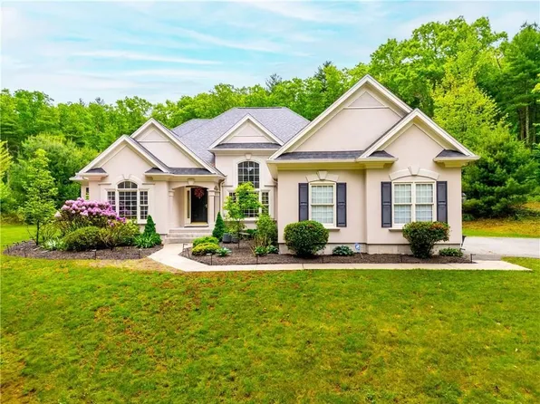 4 Hart Pond Dr, North Smithfield, RI 02896