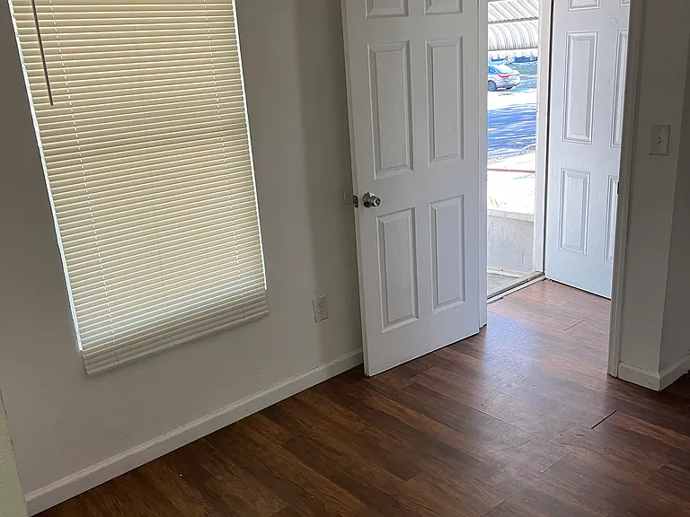 1216 E Union St — Photo 2