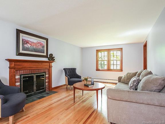 3rd image of 21 Tarry Brook Dr