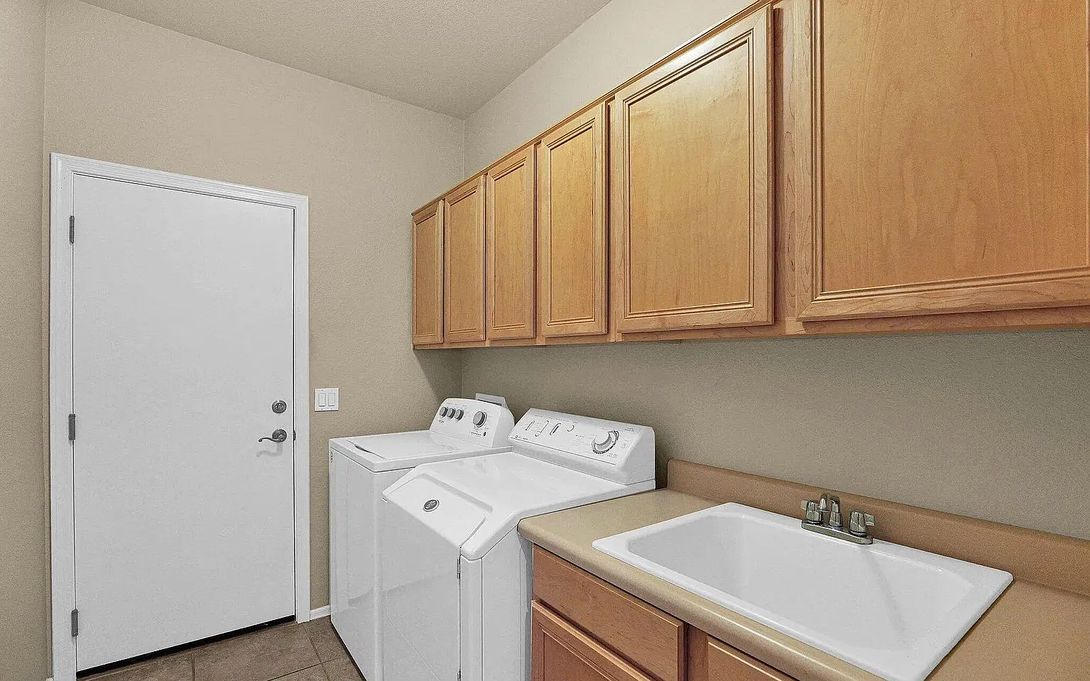 3 bed, 2284 sqft, $2,300 — Photo 3