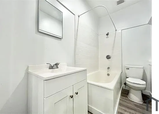 1411 S Burlington Ave #10 — Photo 3