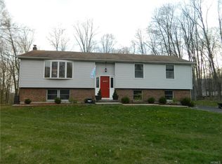 18 Riverside Dr, Shawangunk, NY 12566