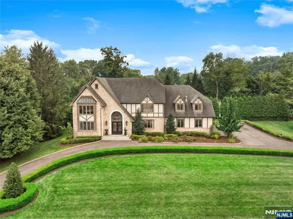 14 Sunflower Dr, Upper Saddle River, NJ 07458