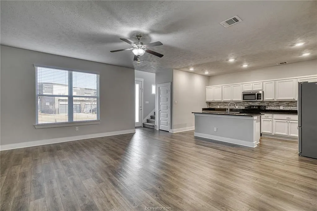 3 bed, 2.5 bath, 1568 sqft, $2,200 — Photo 2