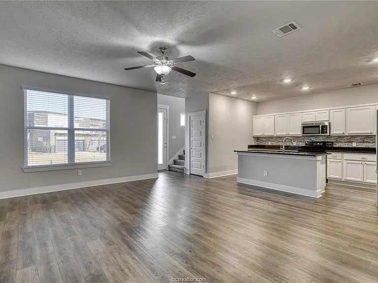 3900 Yukon Ln — Photo 2