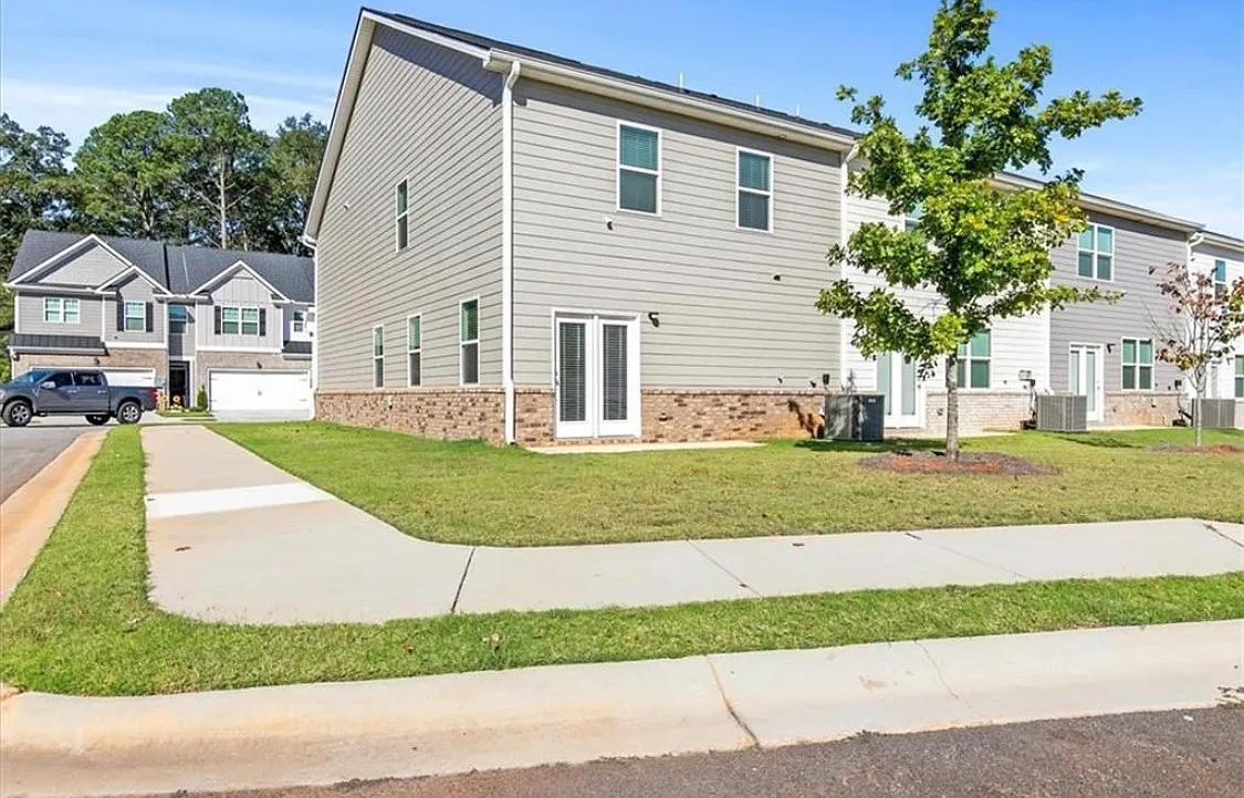 179 Hampton Cir — Photo 2