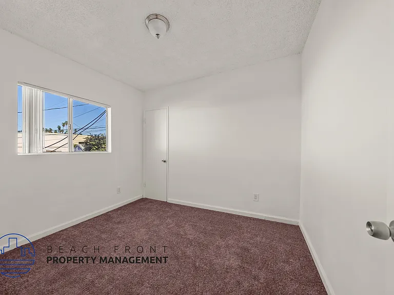 211 W G St — Photo 9
