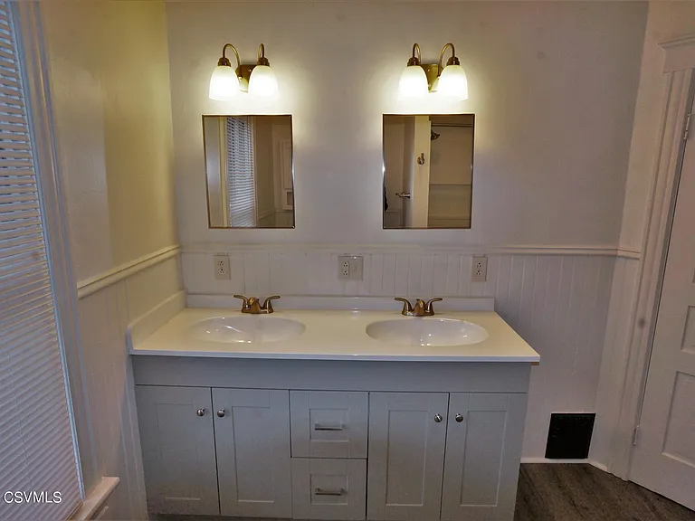 305 Walnut St — Photo 16