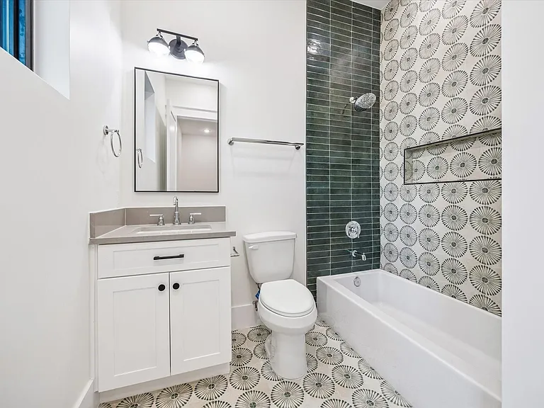 431 W 30th St — Photo 25