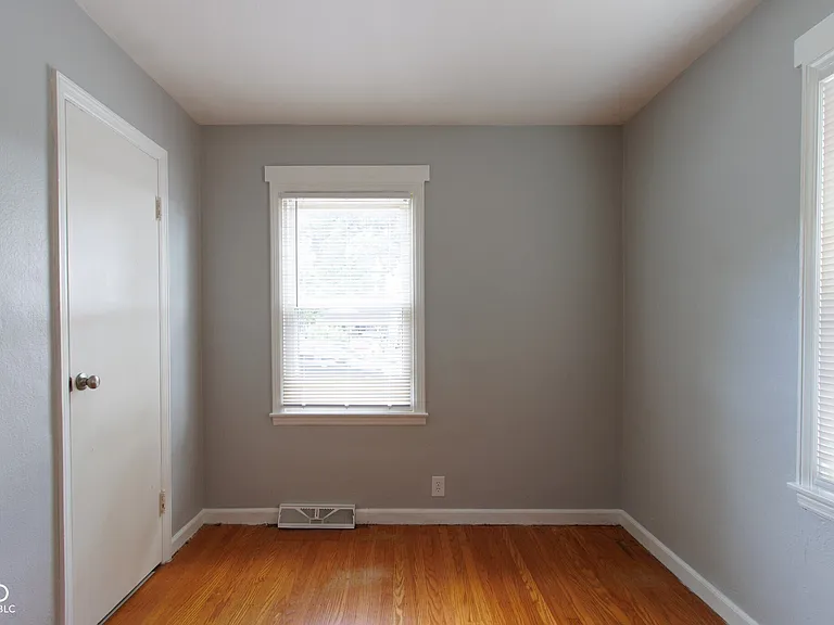 4430 N Longworth Ave — Photo 13