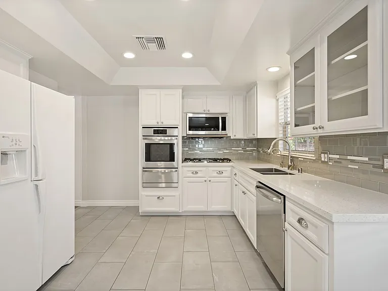 22055 Del Valle St — Photo 16