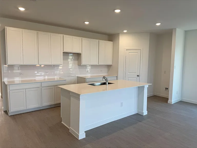 6427 Seafoam Lake Dr — Photo 10