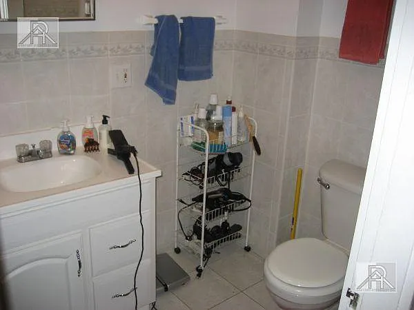 4 bed, 1.0 bath, 1325 sqft, $3,800 — Photo 4
