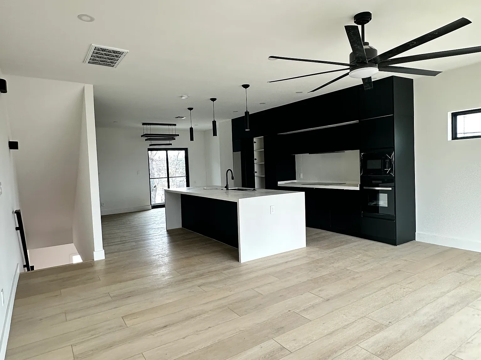 1206 N Hackberry St — Photo 1