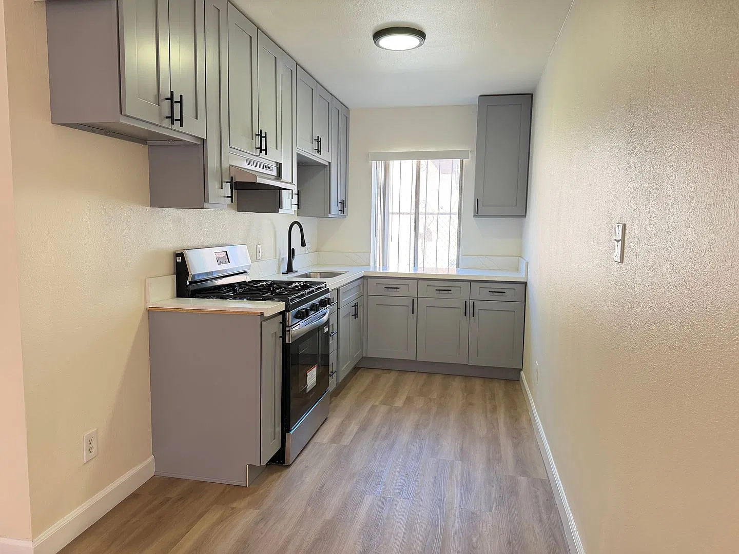 831 West 43rd St — Photo 1
