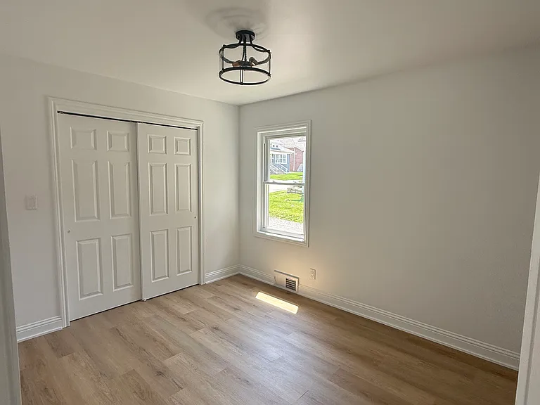526 Ledochowski St — Photo 17