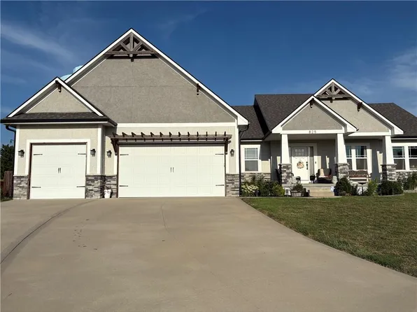 825 SE Shamrock Ln, Blue Springs, MO 64014
