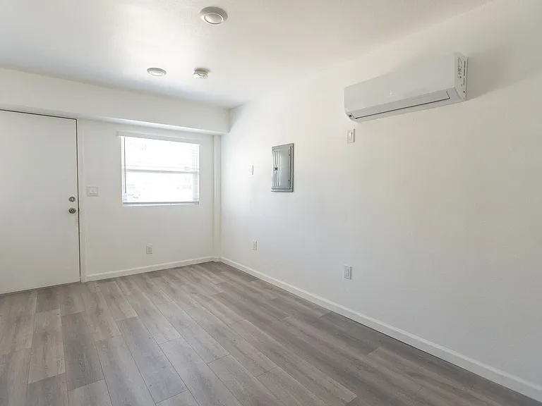 3537 Clarington Ave — Photo 18