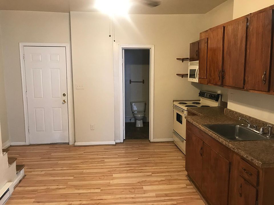 2nd image of 211 Pear St
