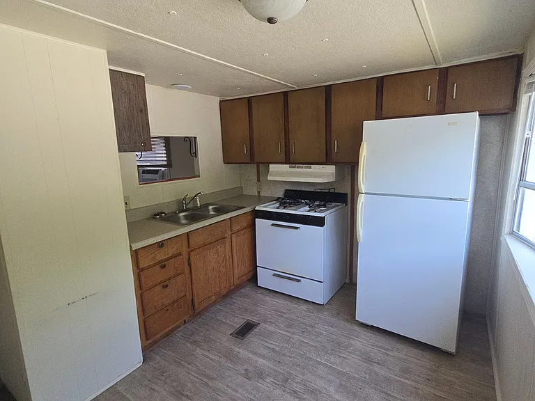 93 Oakwood Cir #8 — Photo 2