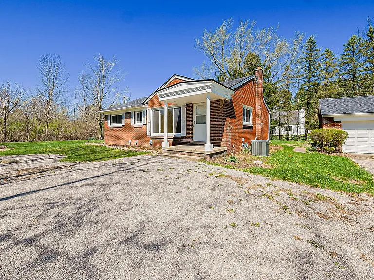8701 Brookville Rd — Photo 40