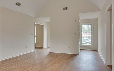 3rd image of 614 Thomas Dr