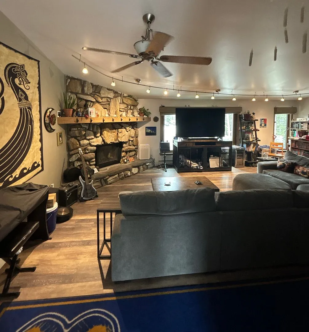 4 bedroom / 2 car garage / small dog on approval — Photo 2