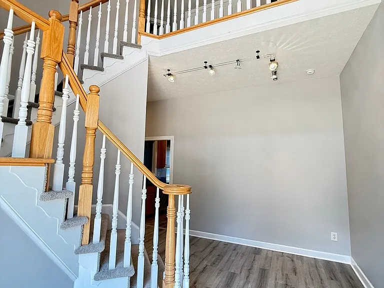 115 Sheldon Ct — Photo 2