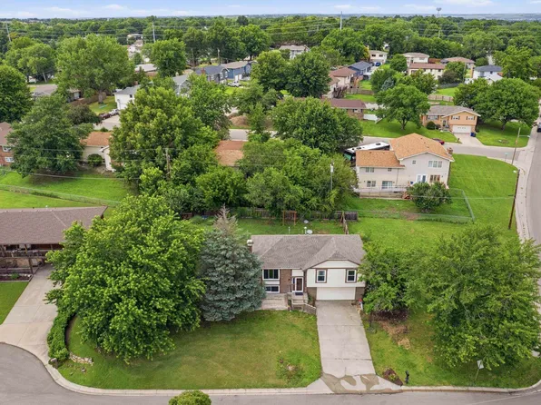 800 Rockledge Dr, Junction City, KS 66441