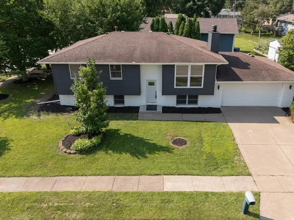 1955 Danbury Dr, Bettendorf, IA 52722