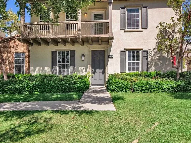 1518 Valencia Ave — Photo 21