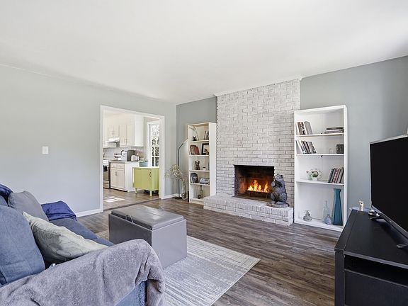 5th image of 4 Woodbend Ct