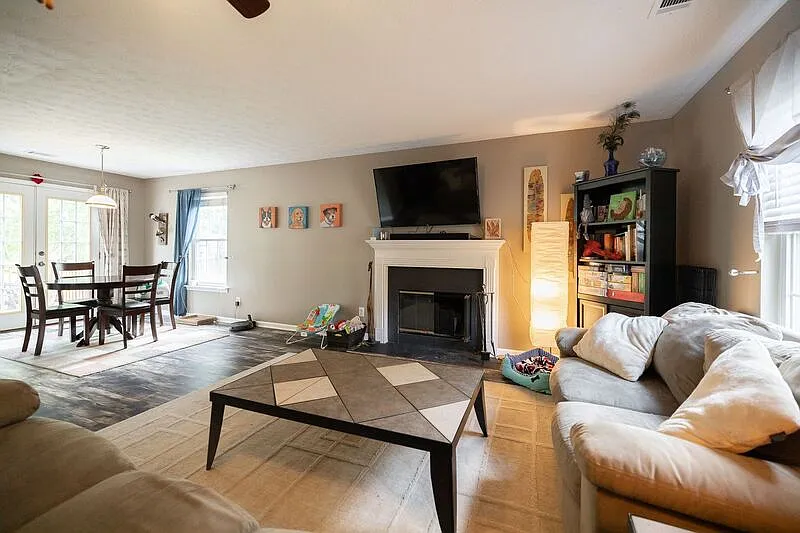 3 bed, 2.5 bath, 1378 sqft, $2,100 — Photo 4